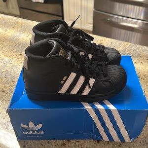 Kids Adidas High Top Shell sneakers Black and white